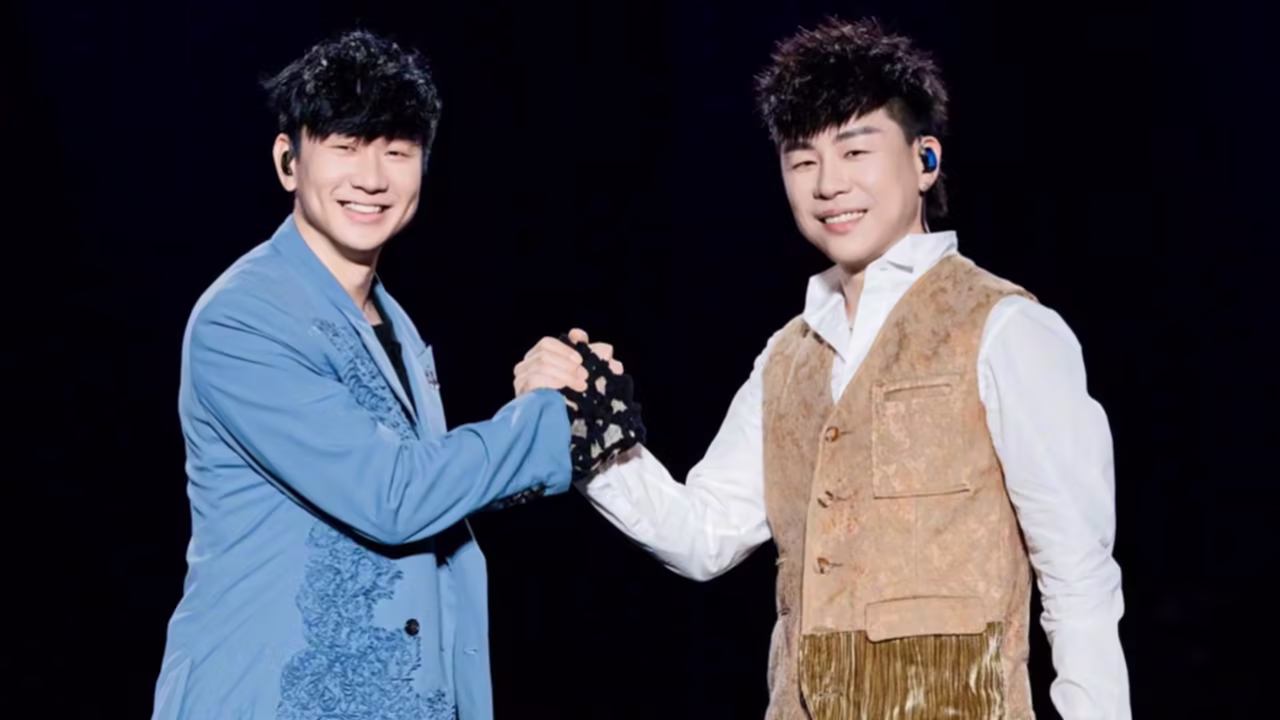 林俊杰演唱会梦幻联动胡彦斌,合唱一首《黑夜问白天》,齐齐上热搜