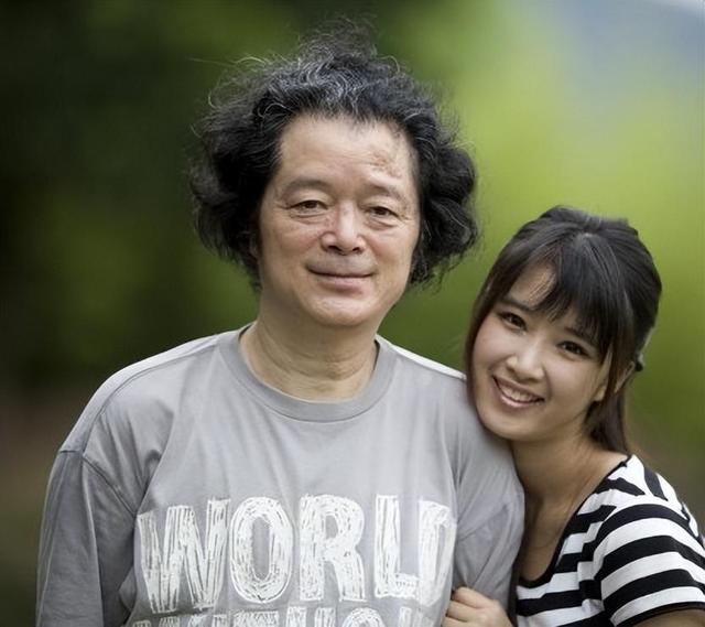 演员奚望:在继父刘之冰支持下离婚,带着女儿的她,如今生活怎样