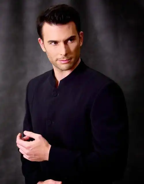 罗伟(西班牙籍男演员)_尚可名片