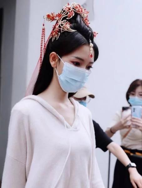 《皓衣行》陈瑶再演女一,精致妆容引网友关注,风头盖过两位男主