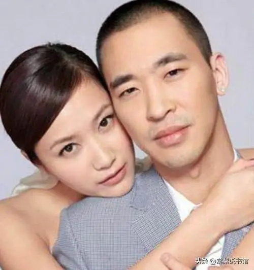 1996年,王朔将妻子女儿送上飞机,转头和小16岁徐静蕾走在一起