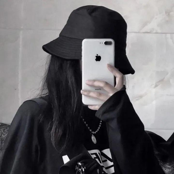 简单遮住脸的女生头像