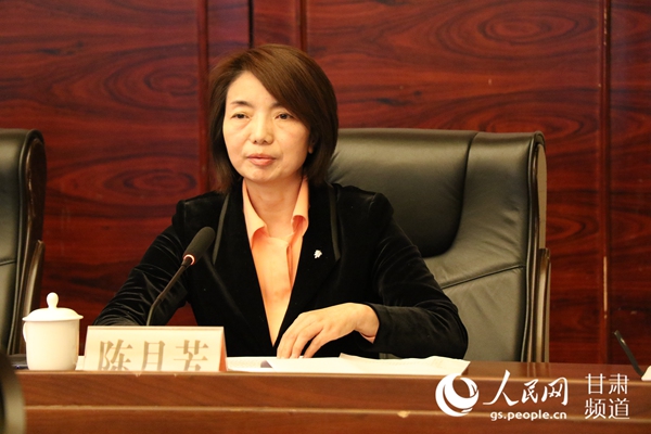 定西市委常委,市委宣传部部长陈月芳在座谈会上交流发言.