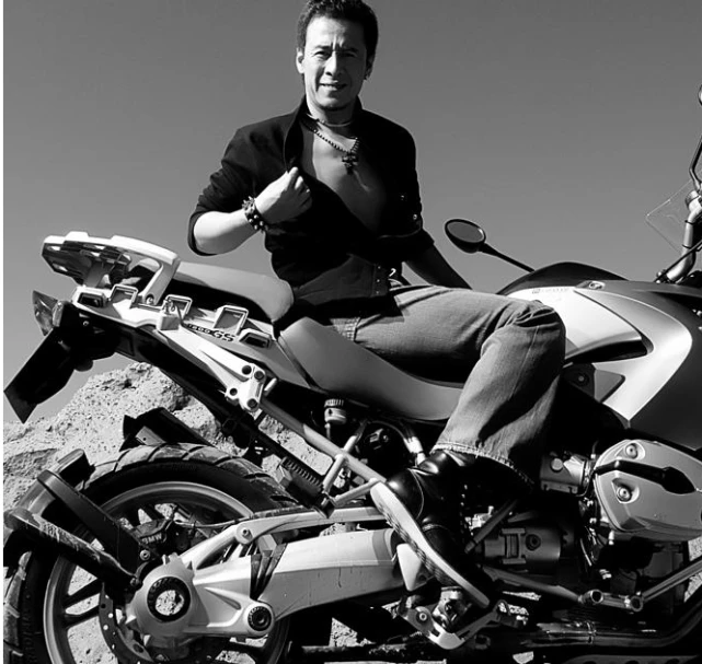 刘德华喜欢摩托,电影《天若有情》和吴倩莲的经典画面自不必说,后来他