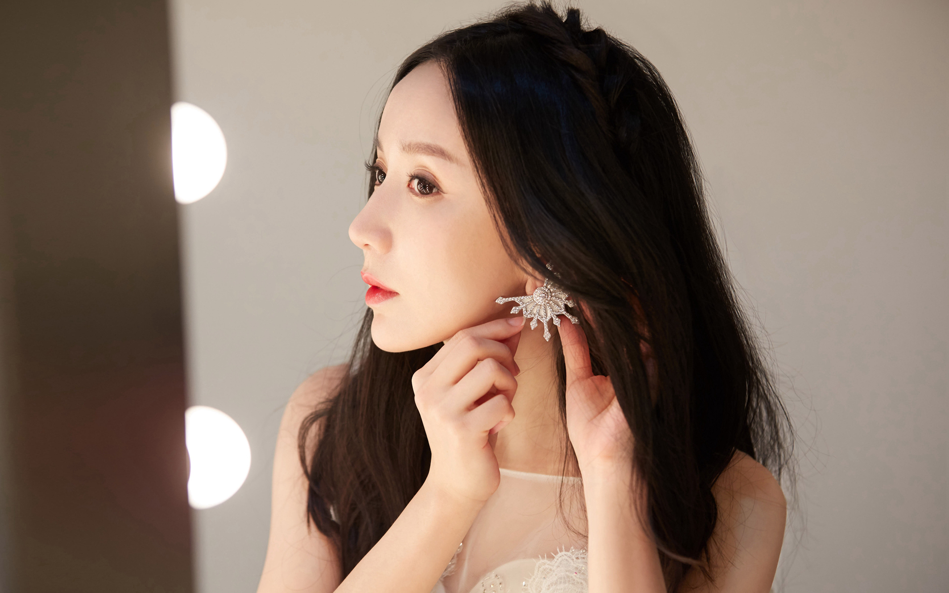 娄艺潇性感优雅写真桌面壁纸