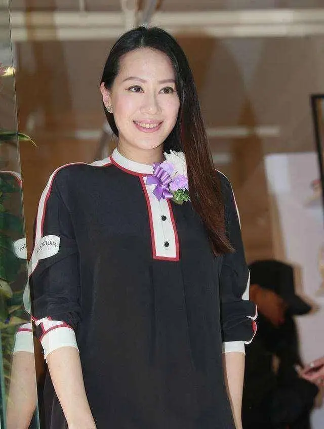 原创57岁甄子丹与小18岁妻子秀恩爱发文庆结婚17年夸其最美