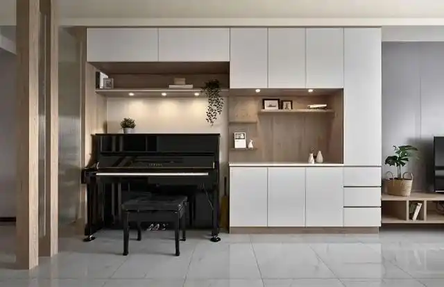 这面柜子为了避免呆板堆叠,特意采用了高低错落的设计,完美将一架钢琴