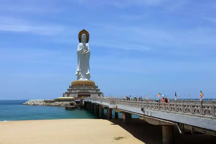 三亚,具有热带海滨风景特色的旅游城市,被称为"东方夏威夷".