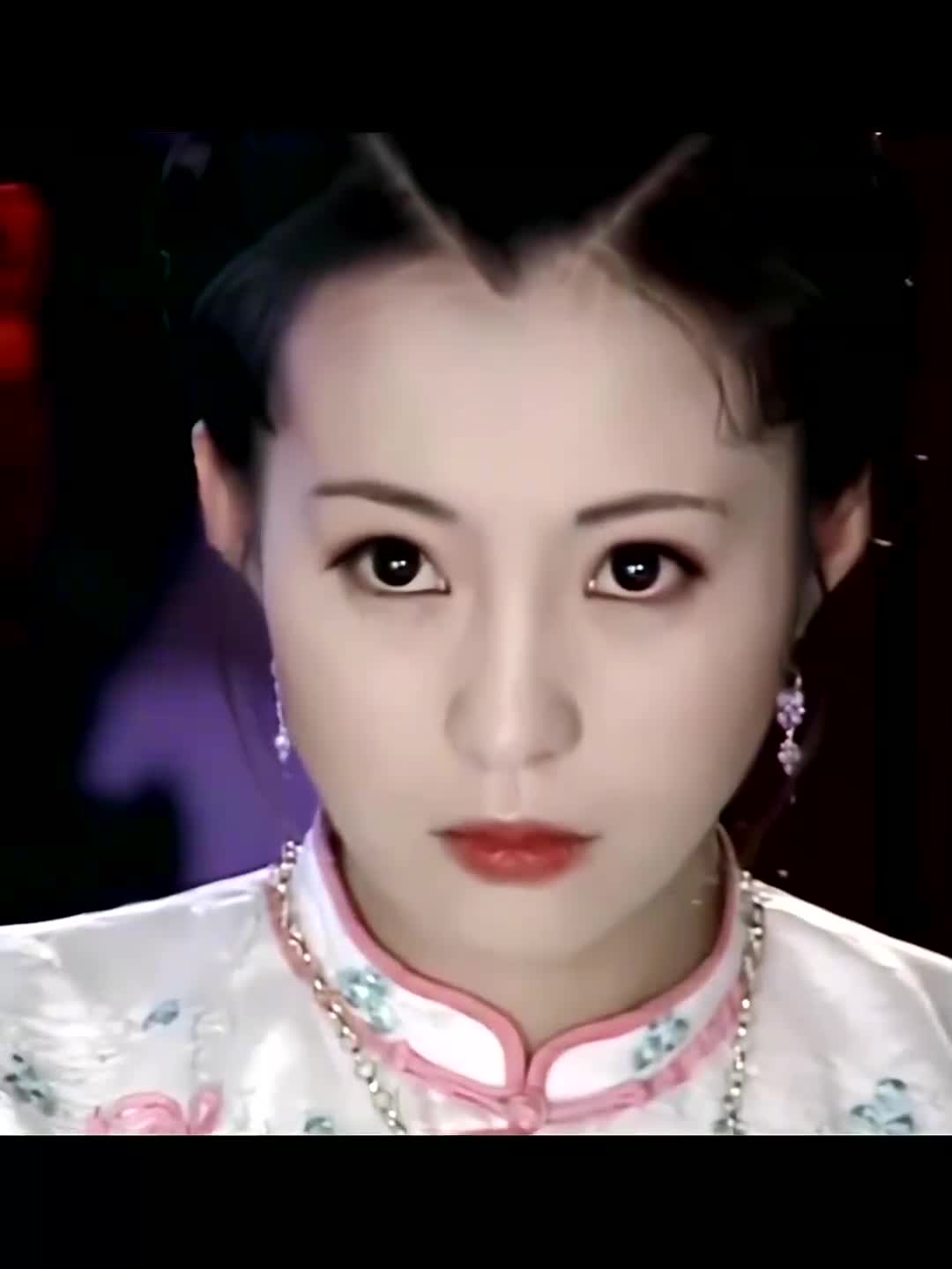 年轻时的郝蕾真是惊为天人的美,灵动又典雅,一颦一蹙都好让人着迷