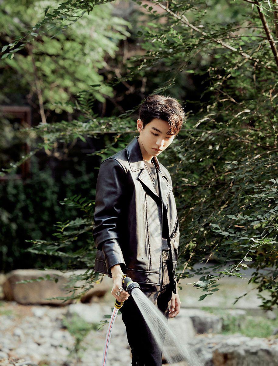 王俊凯与邓紫棋秘密约会曝光 王俊凯与邓紫棋在某高级餐厅秘密约会