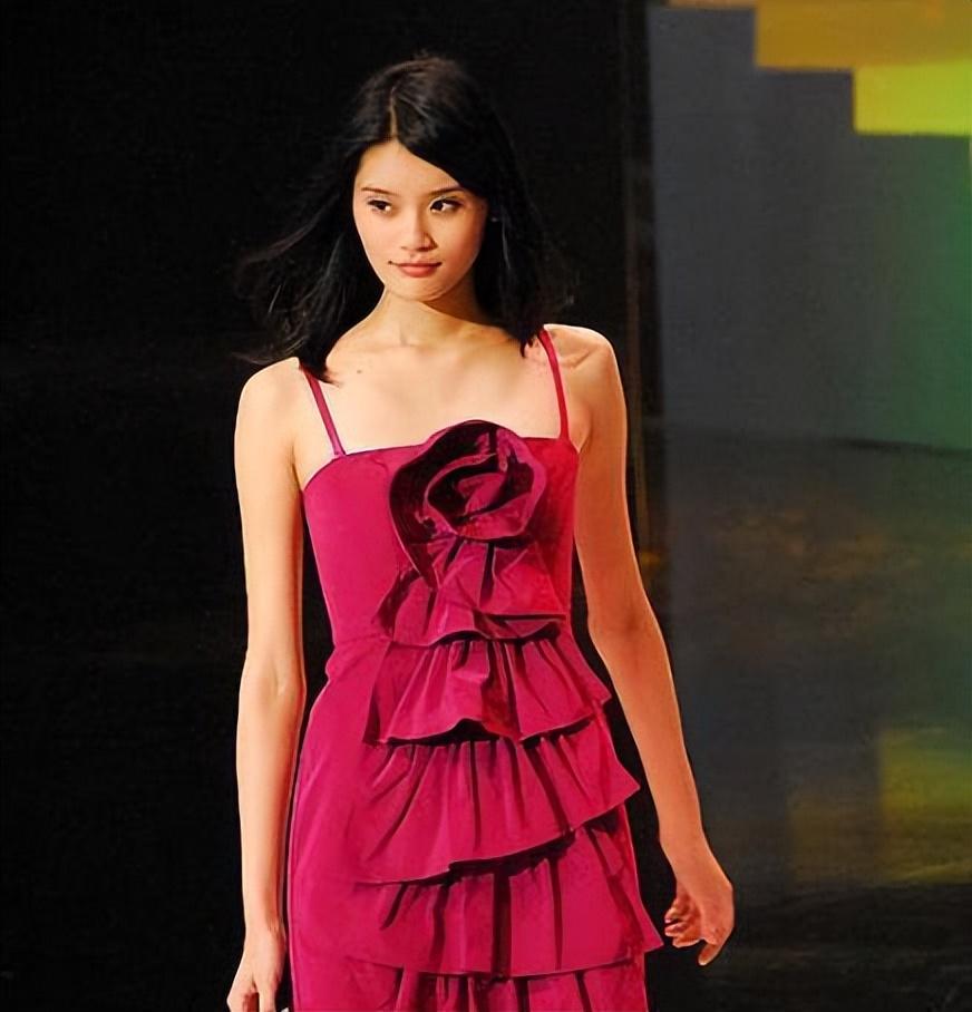 13岁的时候奚梦瑶的身高直接窜到了170,比班里的男生还要高.