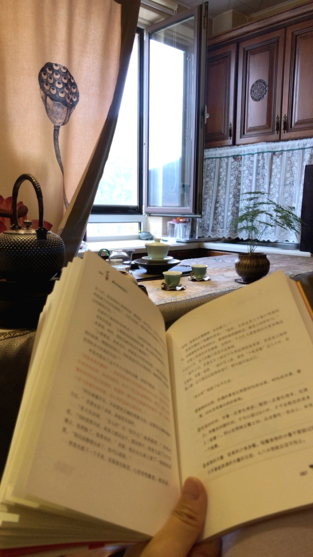 雨天～喝茶,看书,这是独处时最惬意浪漫的时刻～"无论你多么爱他,多余