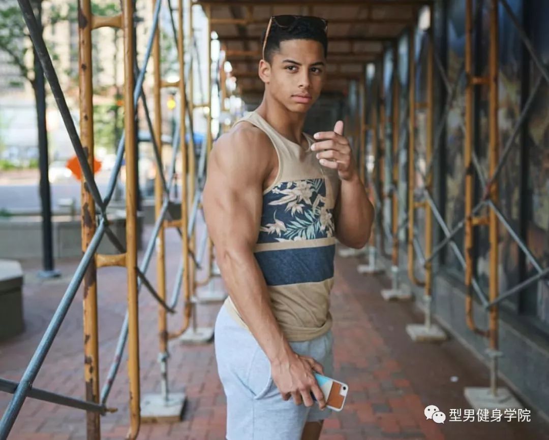 20岁的健身小伙,健身一年多练出完美身材!