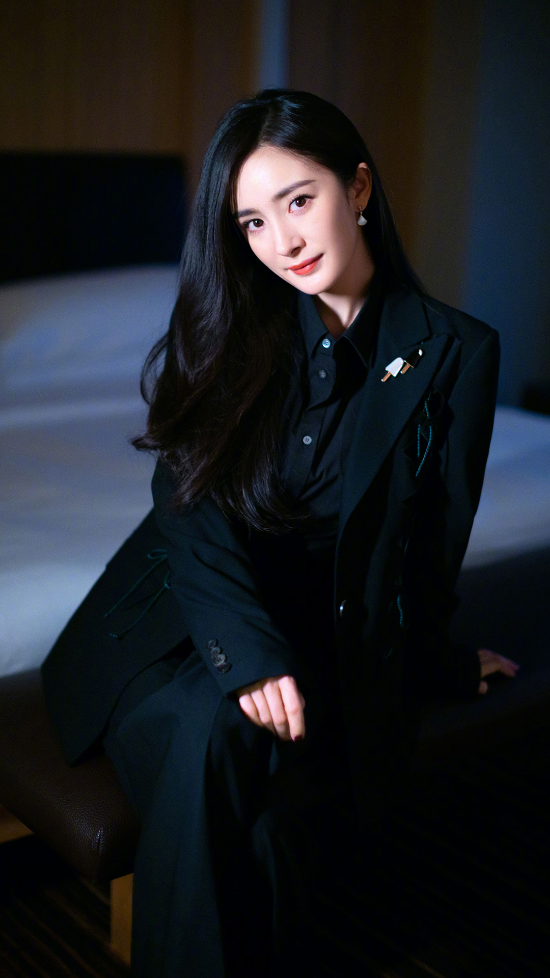 杨幂西服优雅性感高清手机壁纸