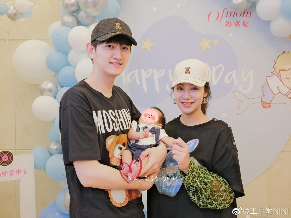 马可王丹妮晒宝宝满月照夫妇怀抱孩子展笑颜画面温馨