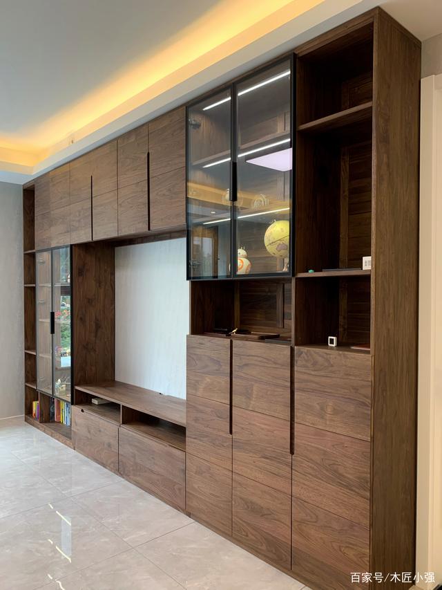 利用书柜装饰电视墙,客厅收纳攻略