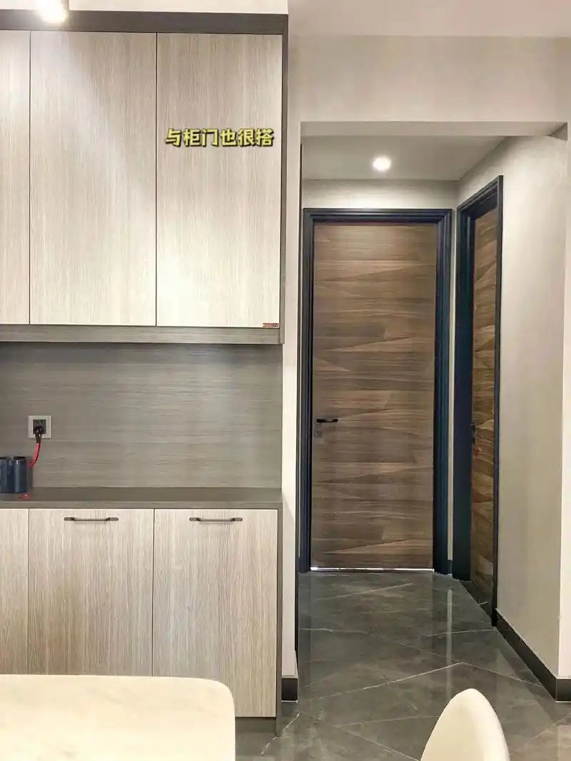 我家的咖色卧室门搭配轻奢风格装修.咖色,不沉闷有自带温馨感, - 抖音