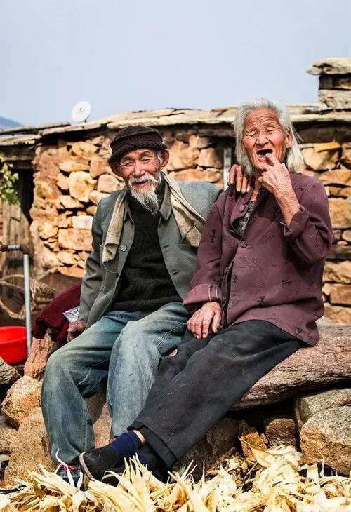 在农村社区中,很少有活动或组织可以提供老年人的聚会和社交场所.