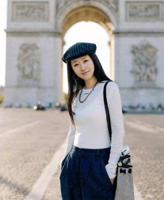 52岁杨钰莹近照曝光,拎20万包包打扮高贵,面部肿胀疑似整容失败_生活