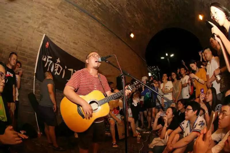 西安这支乐队火了! 来"听南门说"唱民谣!