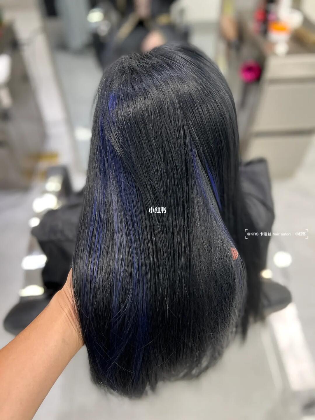如既往的好看染完发质看着更健康更有光泽掉出来的颜色也好看#蓝黑色