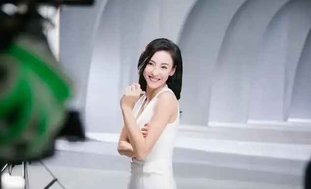 王菲哭得脸色惨白!谢霆锋把三胎儿子生父之谜解开了,张柏芝发长文解释