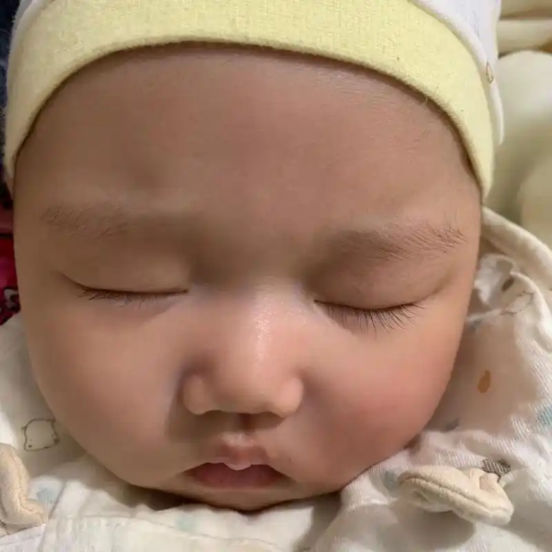 是不是三个月宝宝都这样啊,一天睡到晚,还得抱着,没几个小时是 - 抖音