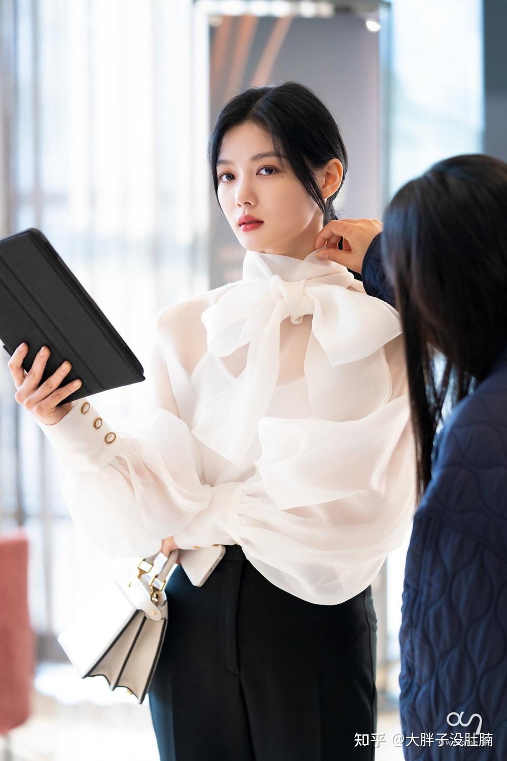 from twitter更让人羡慕的是金裕贞十几年来长得越来越好看的脸,不管