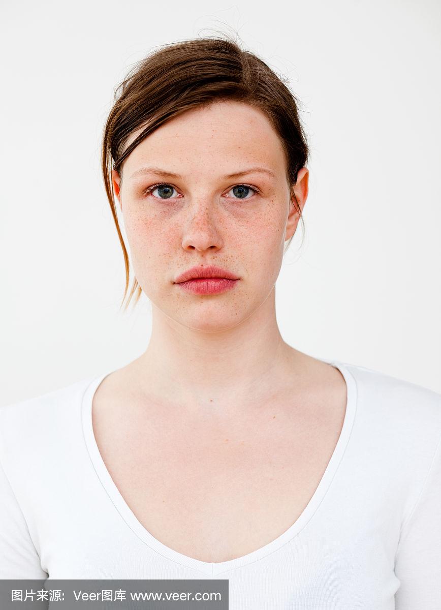 真人肖像:严肃的年轻白人妇女