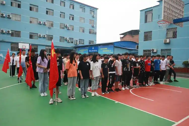 市艺邦职业学校学生拓展训练