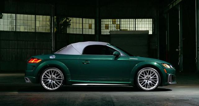 奥迪tt敞篷最终版亮相,配绿色车漆,售价折合人民币50.4万