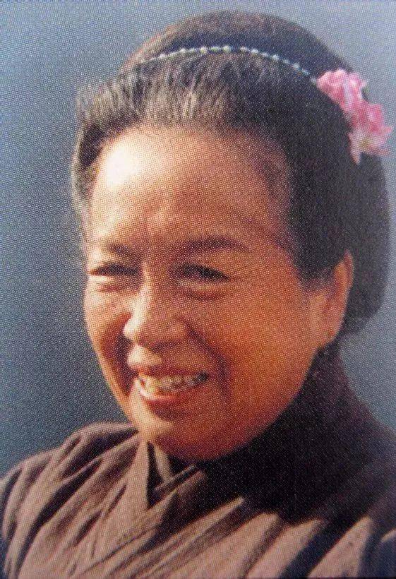 小燕子红了20年,她委屈了20年._李明启