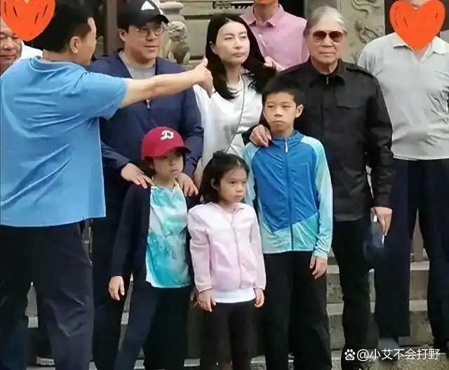 这一次三代同框稳居c位的郭晶晶彻底戳穿了她的家族地位