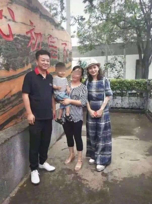 朱军一家三口回老家,妻子谭梅肤白貌美,儿子朱思潭高大帅气