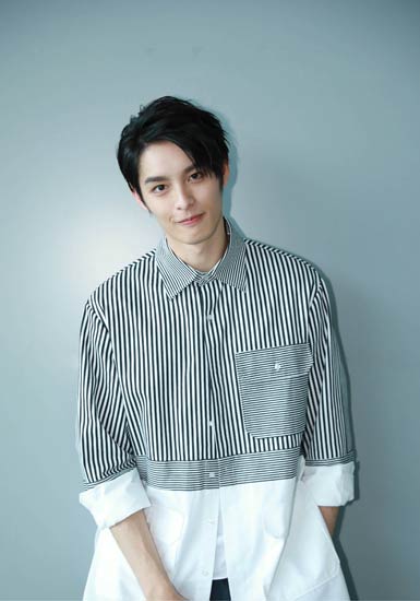 曹佑宁出席《热血高校》发布会 男神反转爆金句