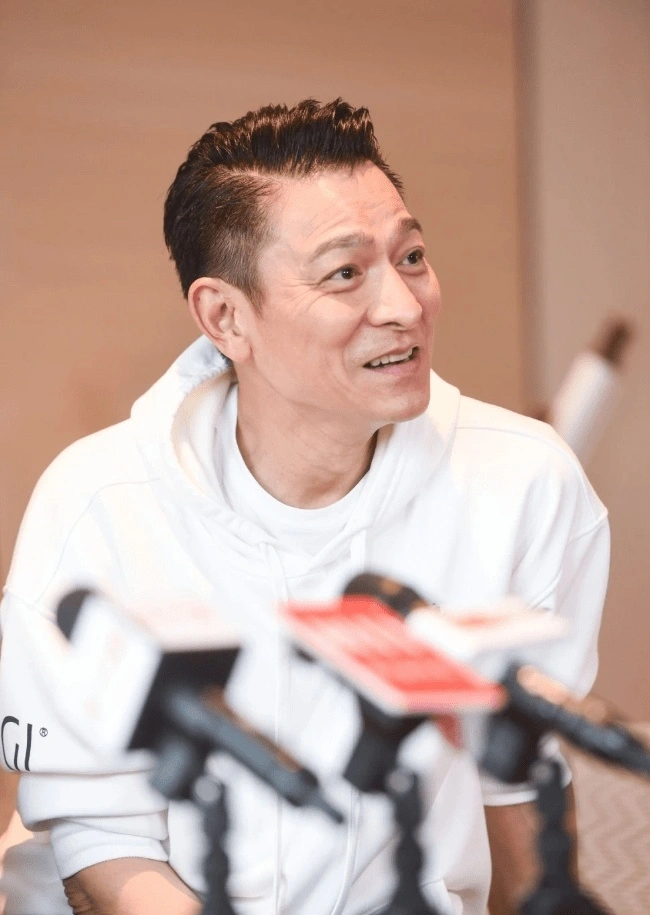 62岁刘德华现身北京路演!皮肤紧致状态回春,言谈举止尽显高情商