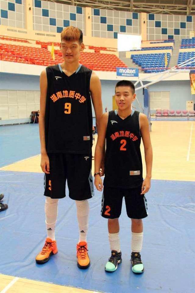 00后岳阳伢子一战封神比肩姚明,cba二十年后再现盖帽三双