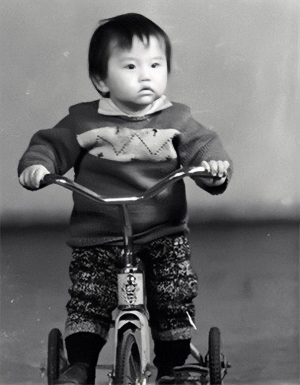 原创邓超童年照曝光五官精致呆萌可爱明星范十足真正的从小帅到大