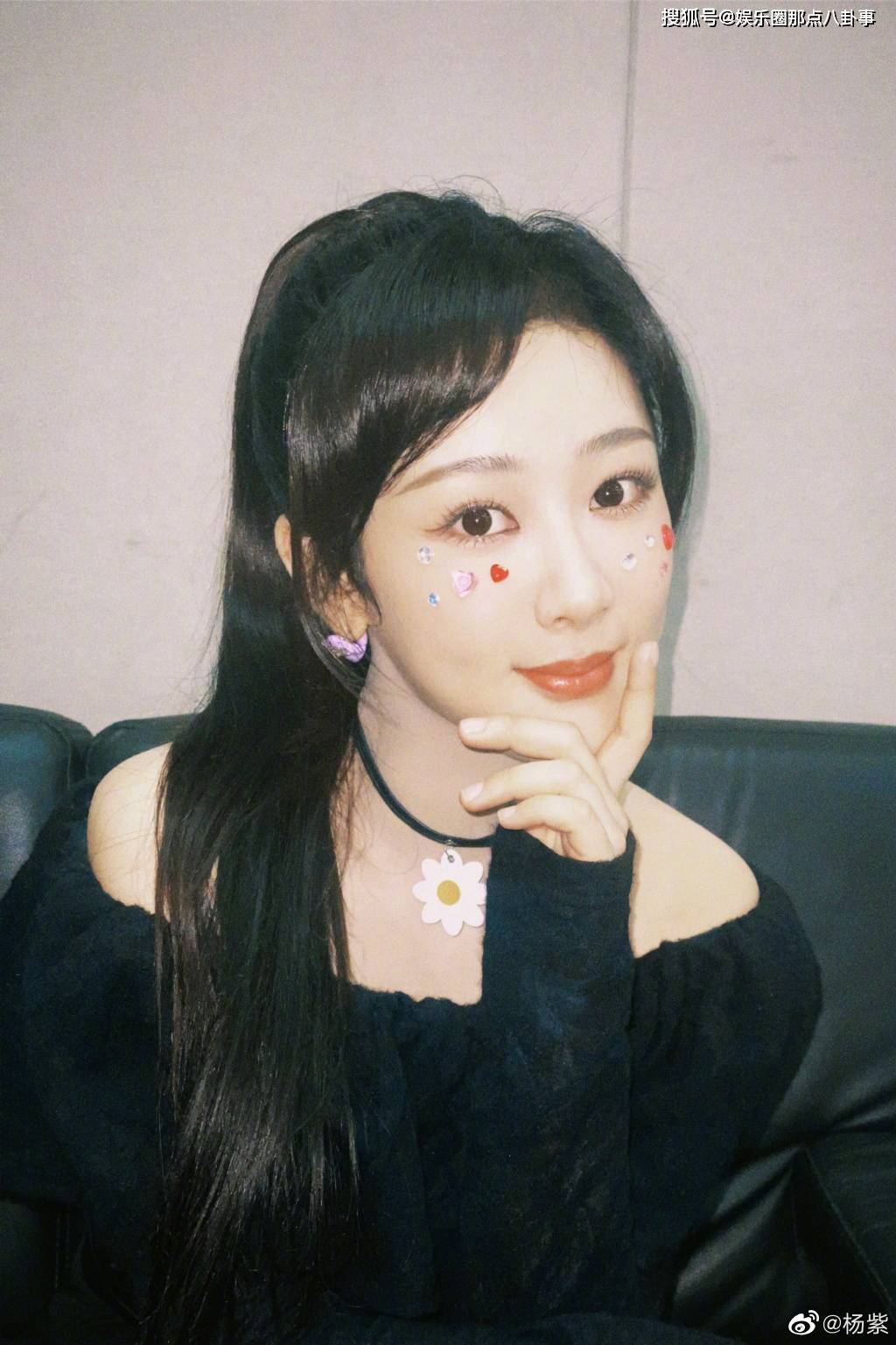 杨紫穿一字肩扎高马尾嘟嘴拍照俏皮可爱