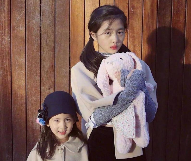 黄磊一家五口现身乌镇戏剧节,9岁黄少艾颜值出众,弟弟好乖巧_孙莉_黄