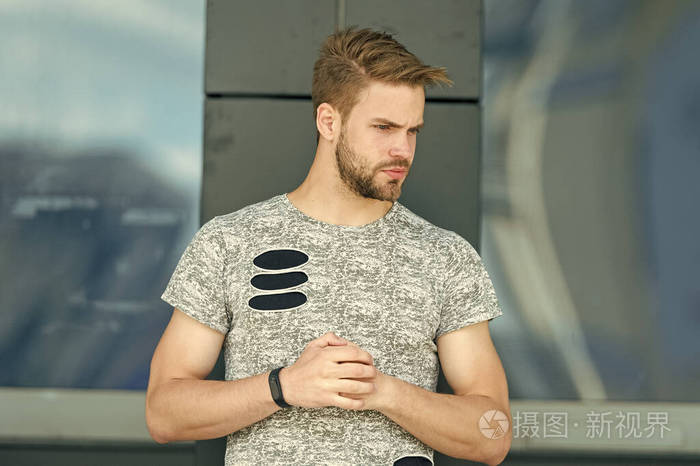 男子汉玻璃建筑背景.男性时尚夏季趋势.意志坚强的男性.