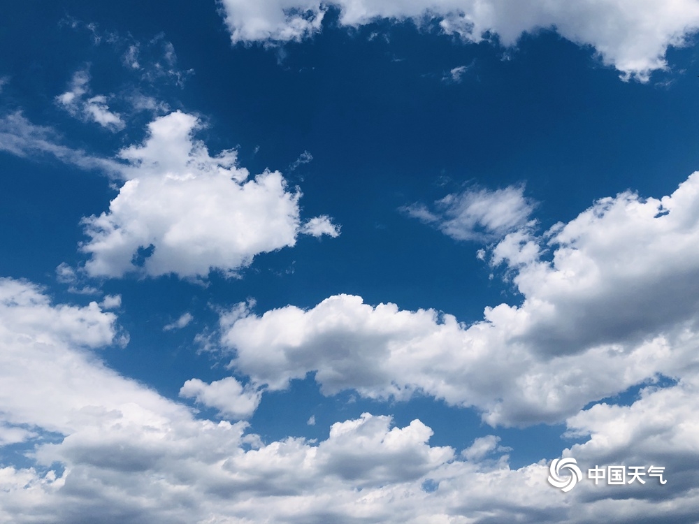 纤云弄巧!京城天空碧蓝云朵飘荡无限美