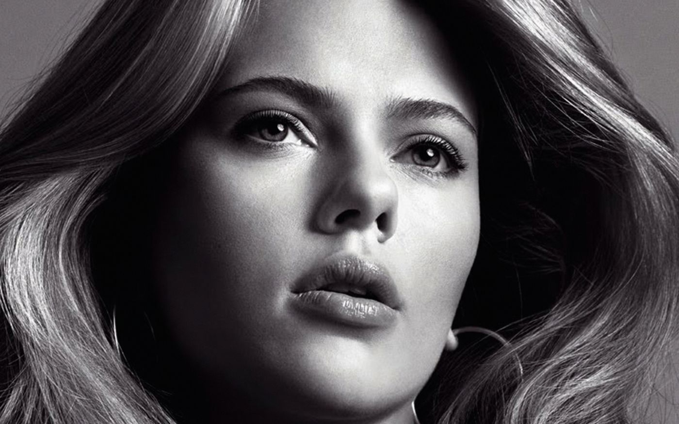 高清晰欧洲女性黑白人像壁纸