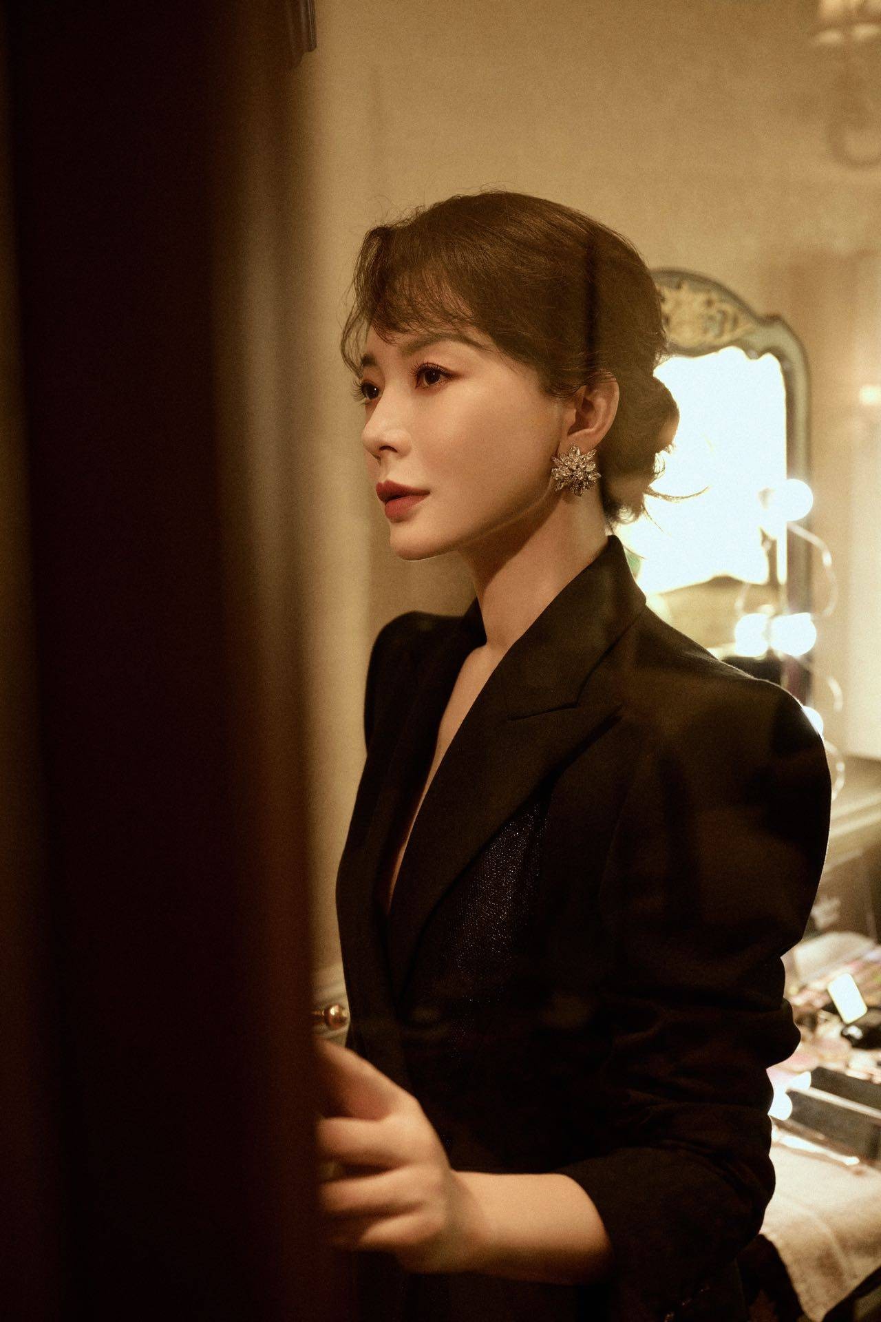 同场活动,陈数另一套长裙造型也是亮点满满,水墨晕染风拖地长裙,裙摆