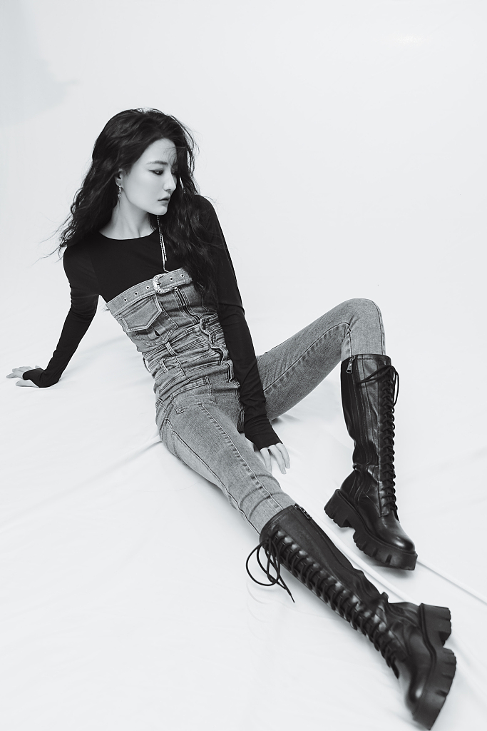 徐璐穿牛仔抹胸连体裤拍写真 姿势妩媚