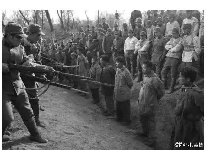 这是1940年,我军战至弹尽粮绝,不幸被日寇俘虏的