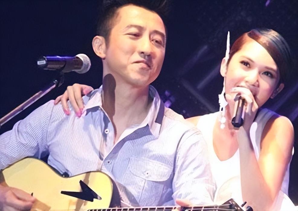 秦昊老婆跑韩国打水光针56岁伊能静满脸针眼感慨真的很痛