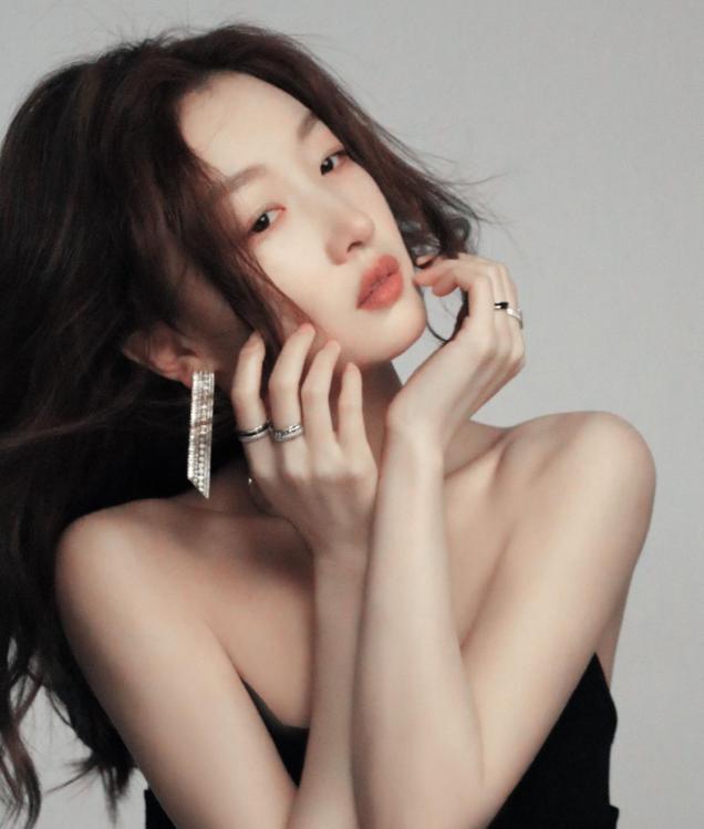 周冬雨黑裙侧拍,风情万种氛围感十足