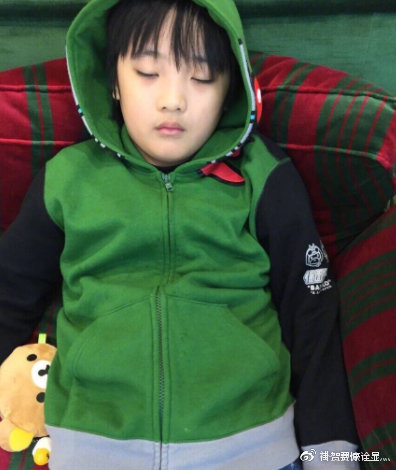 费曼长大了吴镇宇发儿子近照胖到认不出左眼角疤痕明显惨成断眉