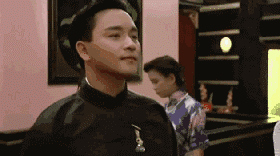 戏里,她是惊艳四座的名妓,张国荣为浪荡不留名的纨绔公子.